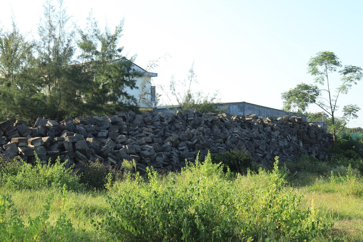 Ông Phạm Trung Tuấn, Phó Chủ tịch UBND xã Quảng Thái cho biết, nếu muốn thực hiện du lịch ven biển ở địa phương thì chỉ làm được khi tuyến đê hoàn thành. Còn nếu đường đê cứ dở dang, việc phát triển du lịch sẽ khó thực hiện được.