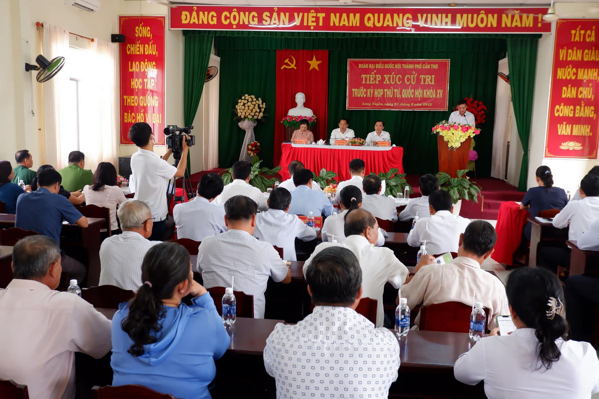 Toàn cảnh buổi tiếp xúc cử tri.