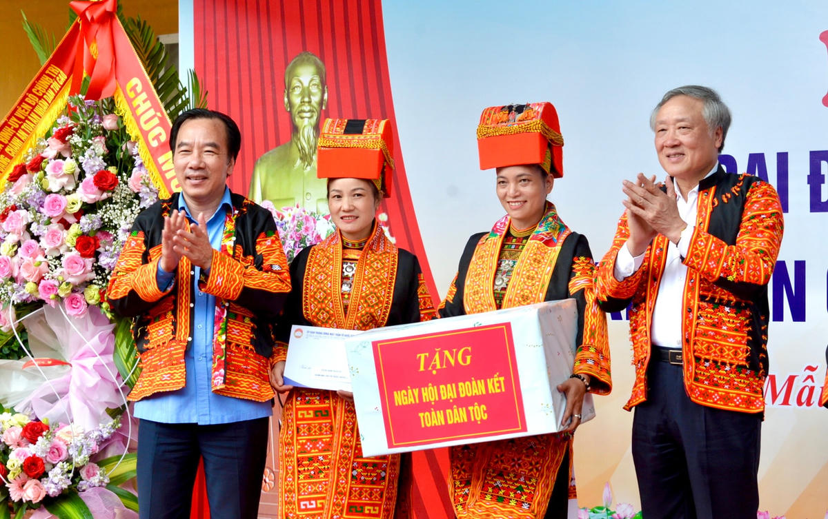 Chánh án Tòa án Nhân dân tối cao Nguyễn Hòa Bình và Phó Chủ tịch Ngô Sách Thực trao những món quà ý nghĩa tới đồng bào vùng cao, đặc biệt khó khăn của xã Mẫu Sơn.