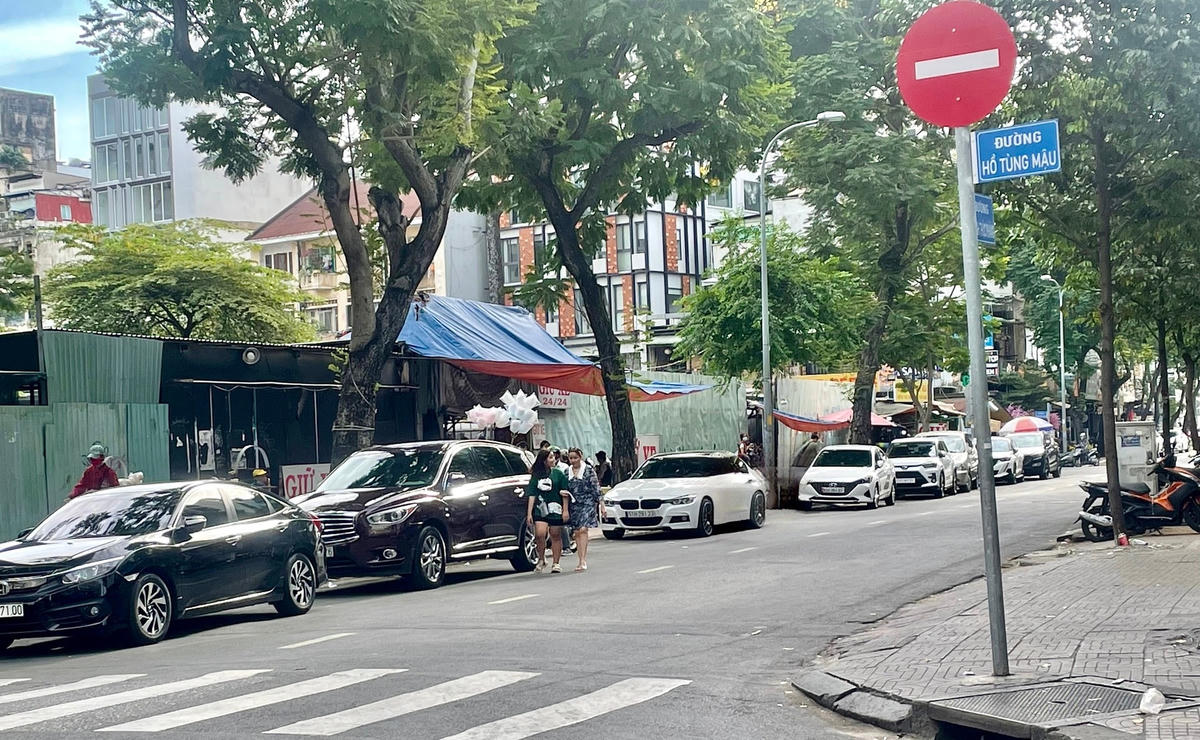 Ôtô đậu sát lề đường vì không có nơi gửi tại khu vực gần phố đi bộ. Ảnh: Đan Thanh.