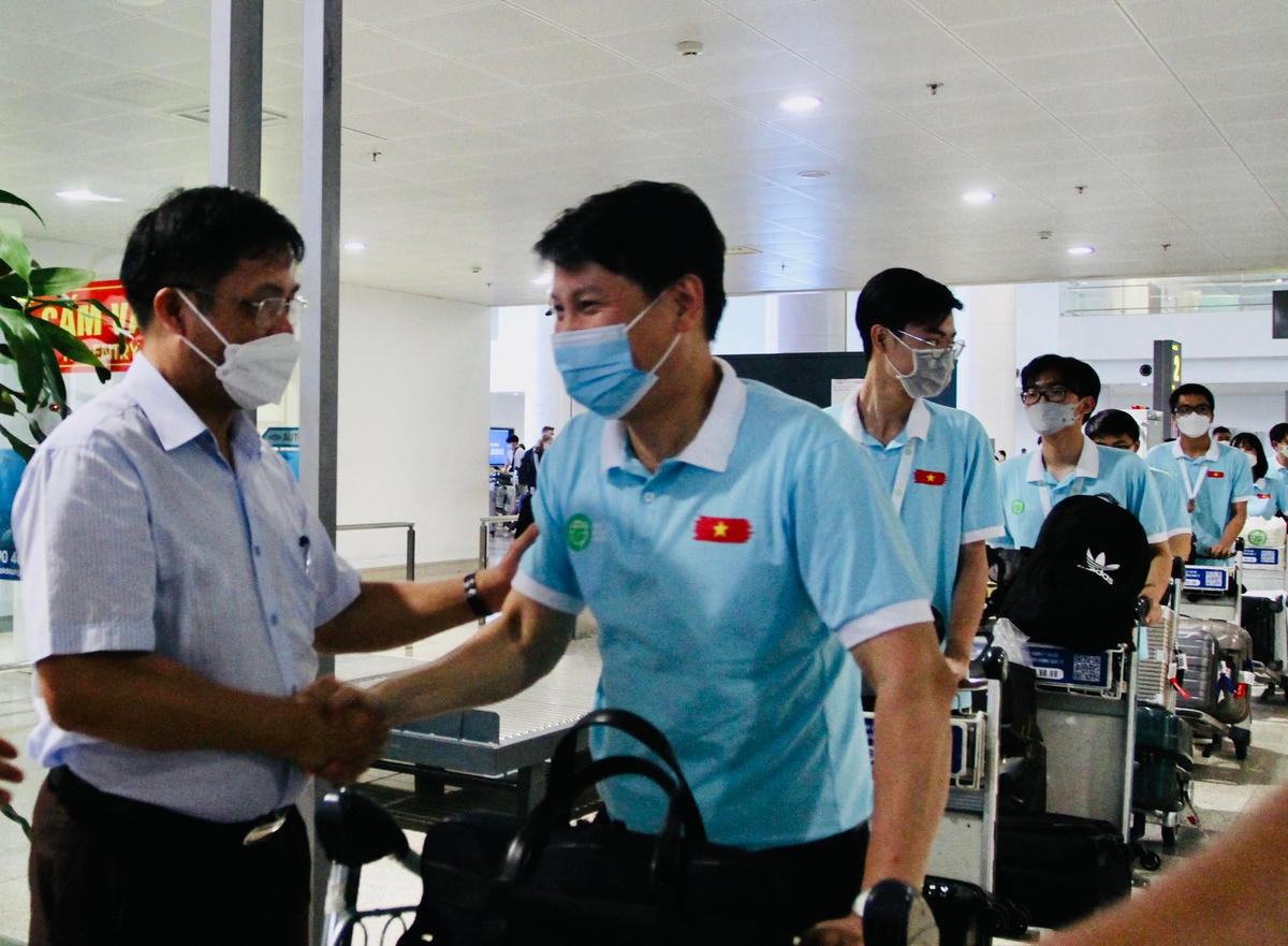 Phó Cục trưởng Phụ trách Cục Quản lý chất lượng Lê Mỹ Phong đón đội tuyển học sinh Việt Nam dự Olympic Sinh học 2022 về nước tại sân bay Nội Bài.
