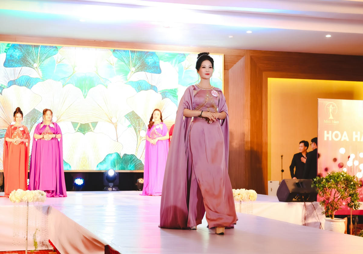 Các người đẹp tham gia đêm bán kết Hoa hậu Doanh nhân Châu Á Việt Nam.