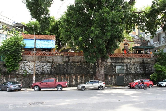 Chứng tích nhà giam, nơi có 9 hộ dân xây nhà, sinh sống trên nóc.