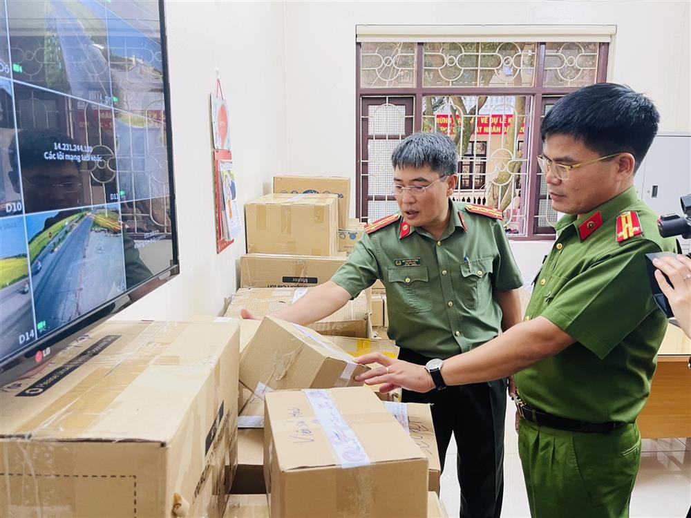 Cơ quan chức năng kiểm tra tang vật. Ảnh: BCA.