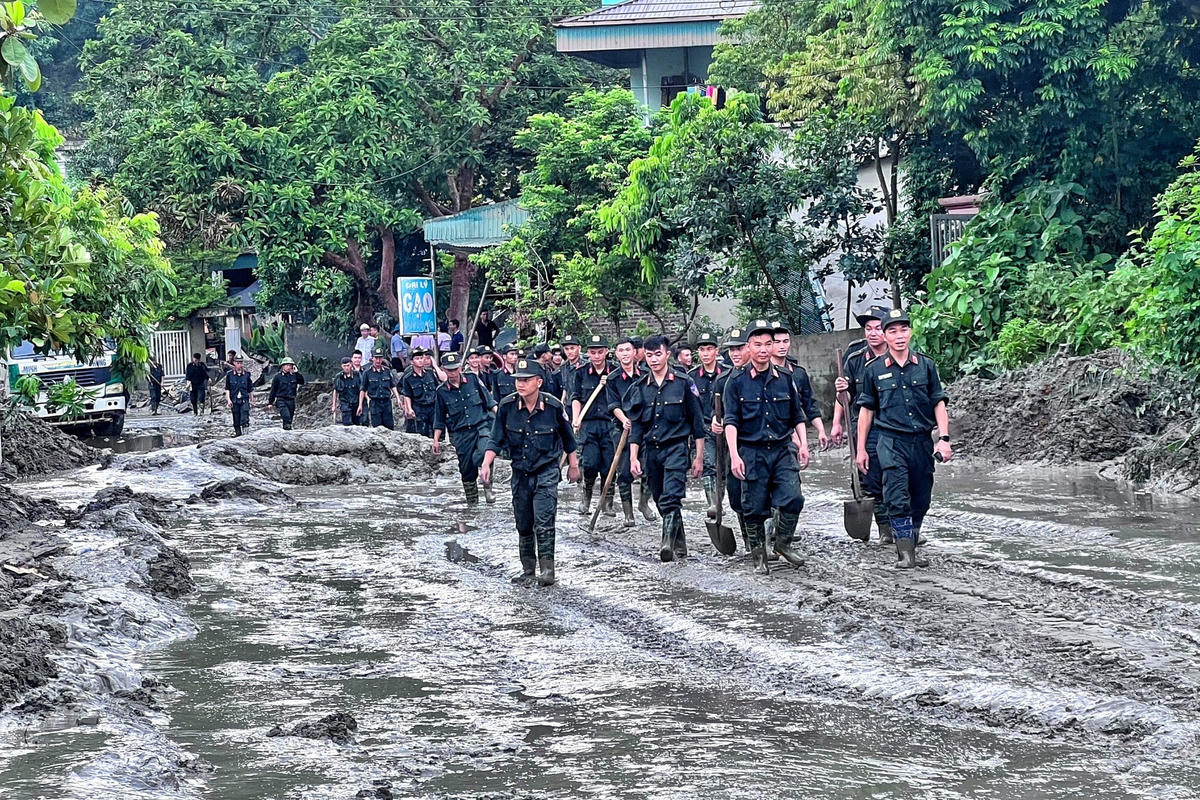Ngay sau khi nhận tin báo, Thiếu tướng Lê Ngọc Châu - Tư lệnh Cảnh sát cơ động đã chỉ đạo Tiểu đoàn Cảnh sát cơ động số 4, Trung đoàn CSCĐ Tây Bắc - Bộ Tư lệnh CSCĐ đóng quân tại Lào Cai đã ngay lập tức cử hàng trăm CSCĐ ra quân xử lý ngăn chặn dòng chảy bùn thải đồng thời giúp bà con khắc phục hậu quả sau mưa lũ.