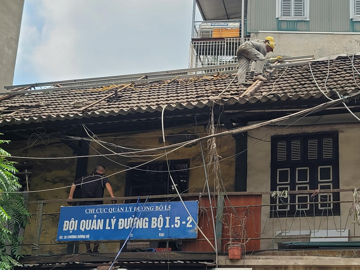 Tại số 38 Chương Dương Độ, công nhân đang tháo dỡ phần mái của toà nhà.