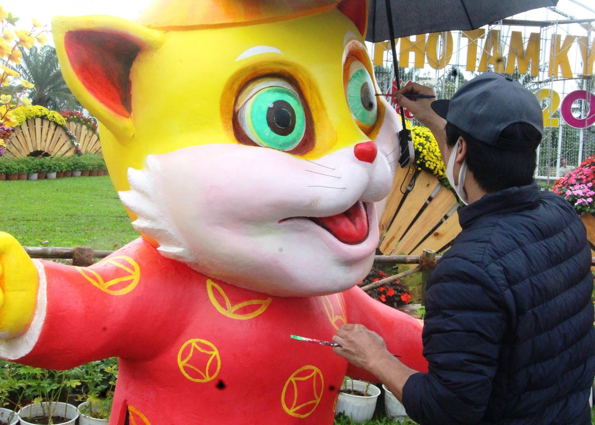 Họa sĩ đang gấp rút hoàn thiện linh vật con mèo.