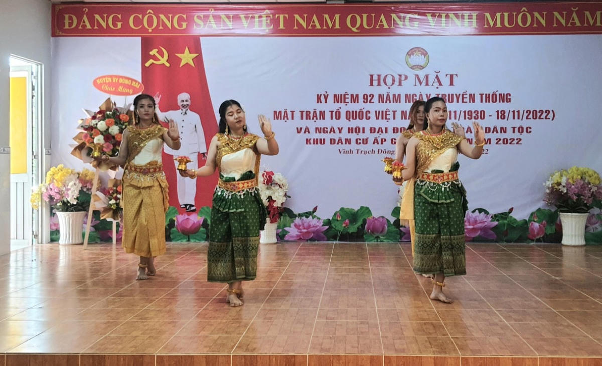 Biểu diễn điệu múa của người Khmer tại ngày hội.