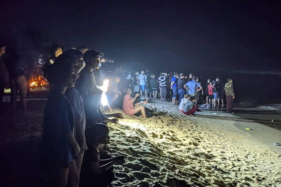 Người dân và lực lượng chức năng nỗ lực tìm kiếm nạn nhân mất tích khi tắm biển.