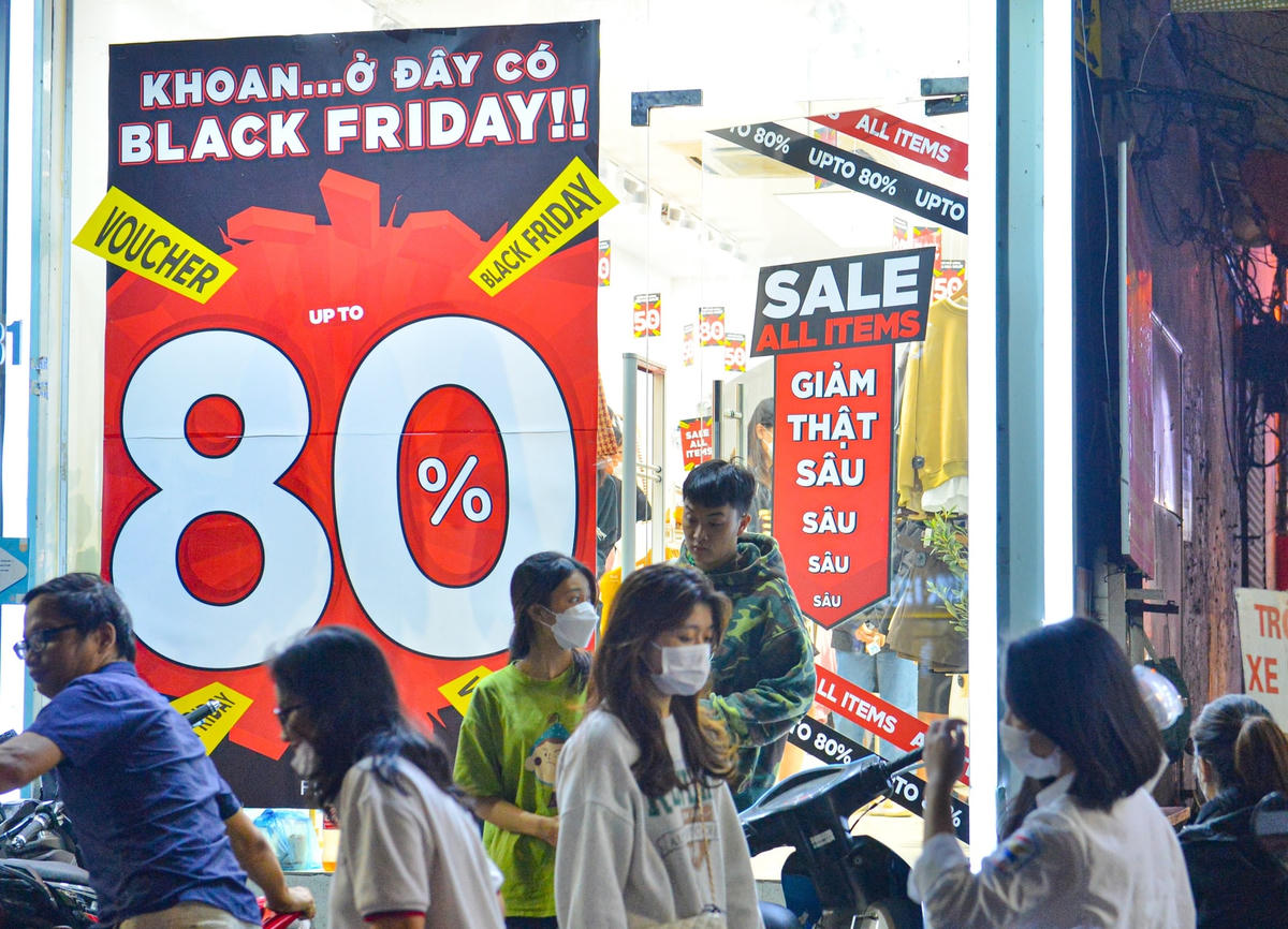 Giới trẻ chen chân tại một cửa hàng ở Hà Nội ngày Black Friday (25/11) vừa qua.  