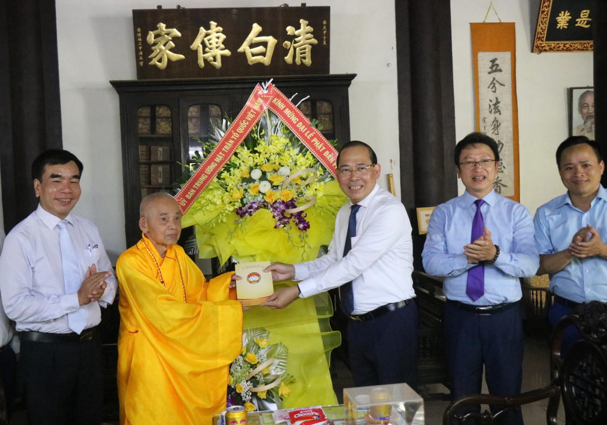 Phó Chủ tịch UBTƯ MTTQ Việt Nam Hoàng Công Thủy thăm, chúc mừng Hòa thượng Thích Đức Thanh - Ủy viên Thường trực Hội đồng Chứng minh Giáo hội Phật giáo Việt Nam.