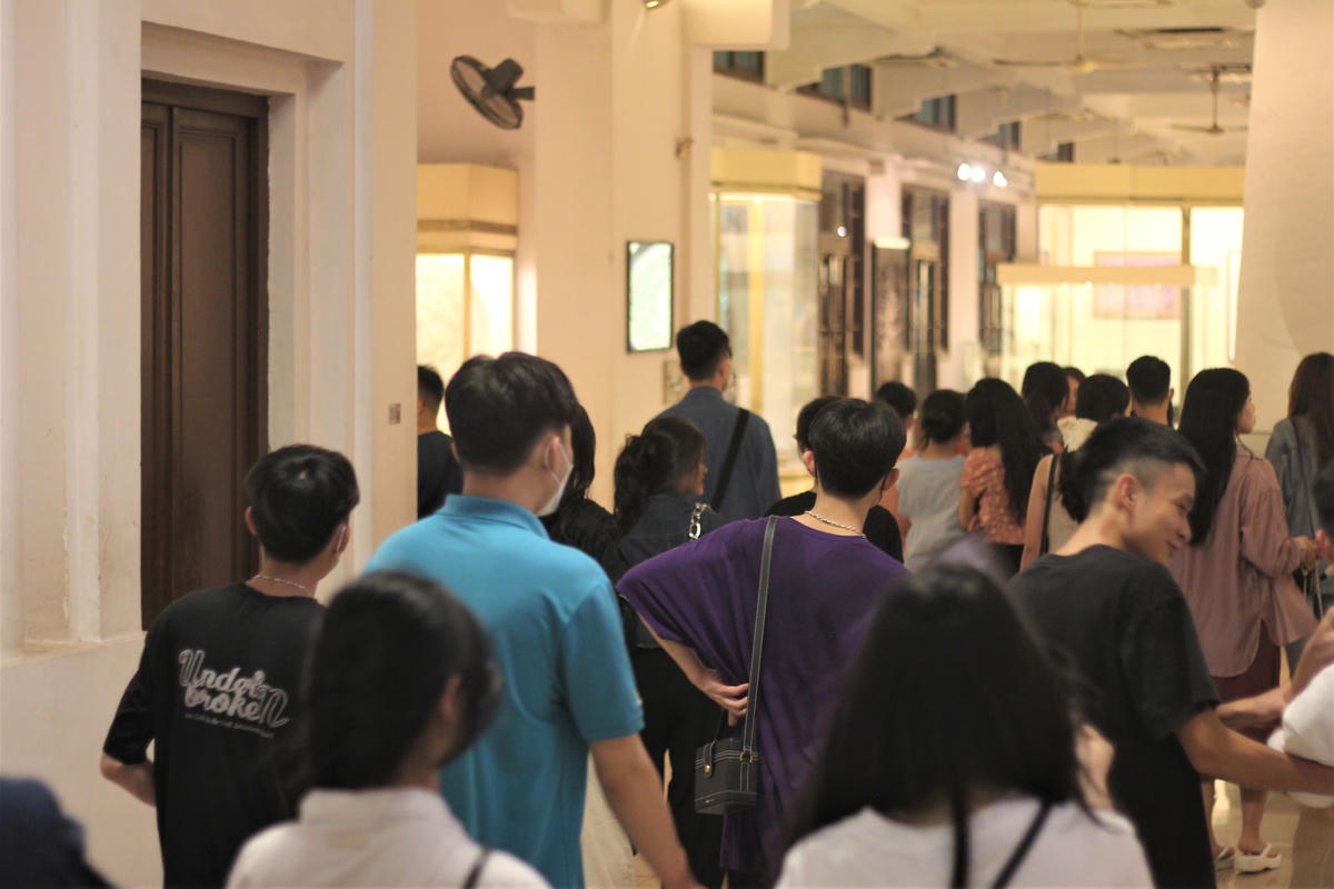 Sinh viên ngành Lịch sử Đảng đi tham quan tại Bảo tàng Lịch sử Quốc gia. Ảnh: Ngọc Ánh.
