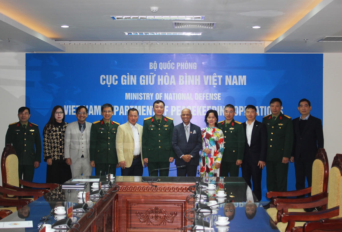 Các đại biểu chụp ảnh lưu niệm.