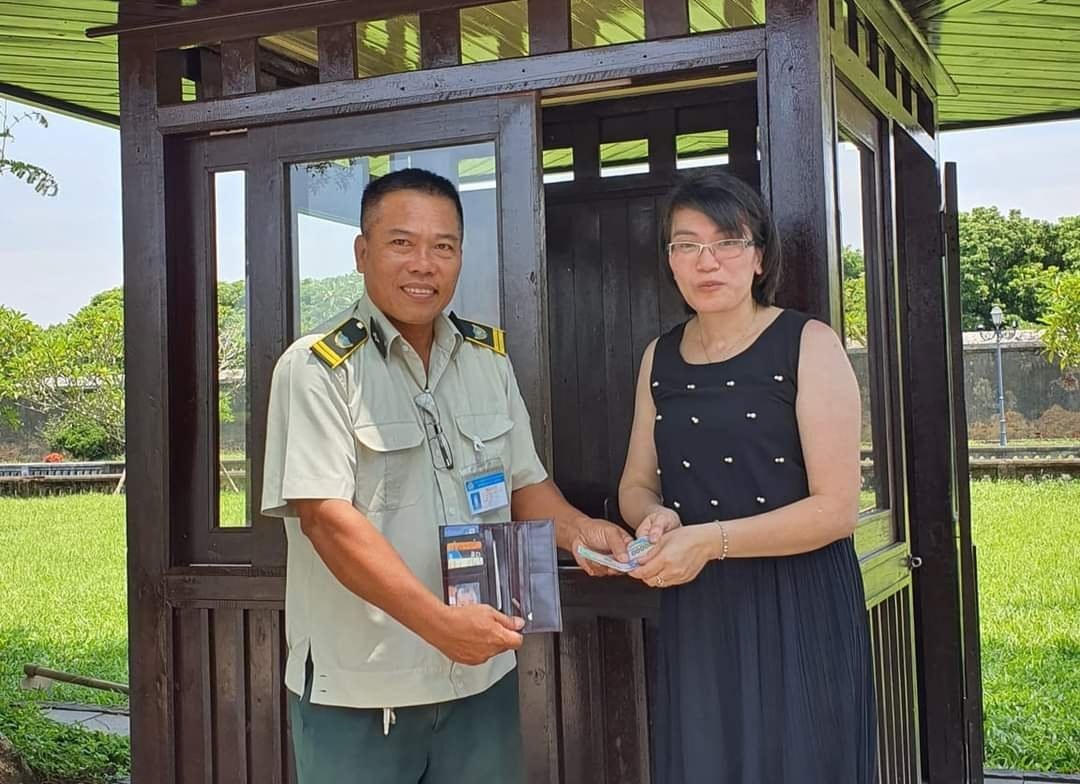 Chị Hà vui mừng nhận lại tài sản đánh rơi khi tham quan Đại nội Huế.