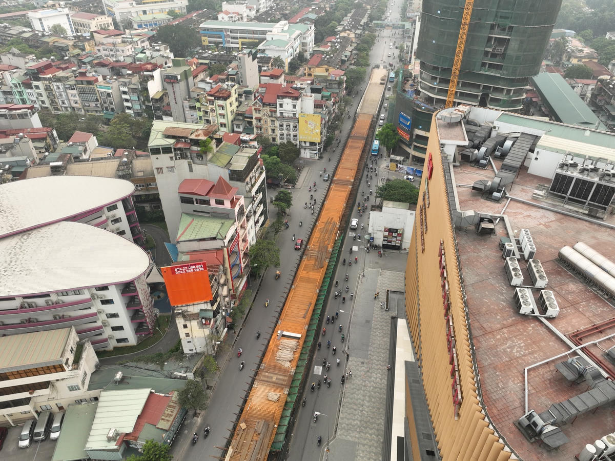 "Đến nay, dự án đã hoàn thành các hạng mục kết cấu phần dưới bao gồm 9 cọc KN D2000 phía Phạm Ngọc Thạch, 14 cọc KN D1200 phía Chùa Bộc, 2 mố và trụ từ T1 đến T8, tường chắn hai đầu cầu. Kết cấu phần trên đã hoàn thành lắp đặt 9/9 nhịp dầm thép; bê tông BMC. Đồng thời, đơn vị thi công cũng đã hoàn thành xén hè, mở rộng đường Chùa Bộc, bảo vệ di chuyển hệ thống điện, thông tin và lắp đặt chiếu sáng giao thông phía đường Chùa Bộc”, ông Cường cho hay.