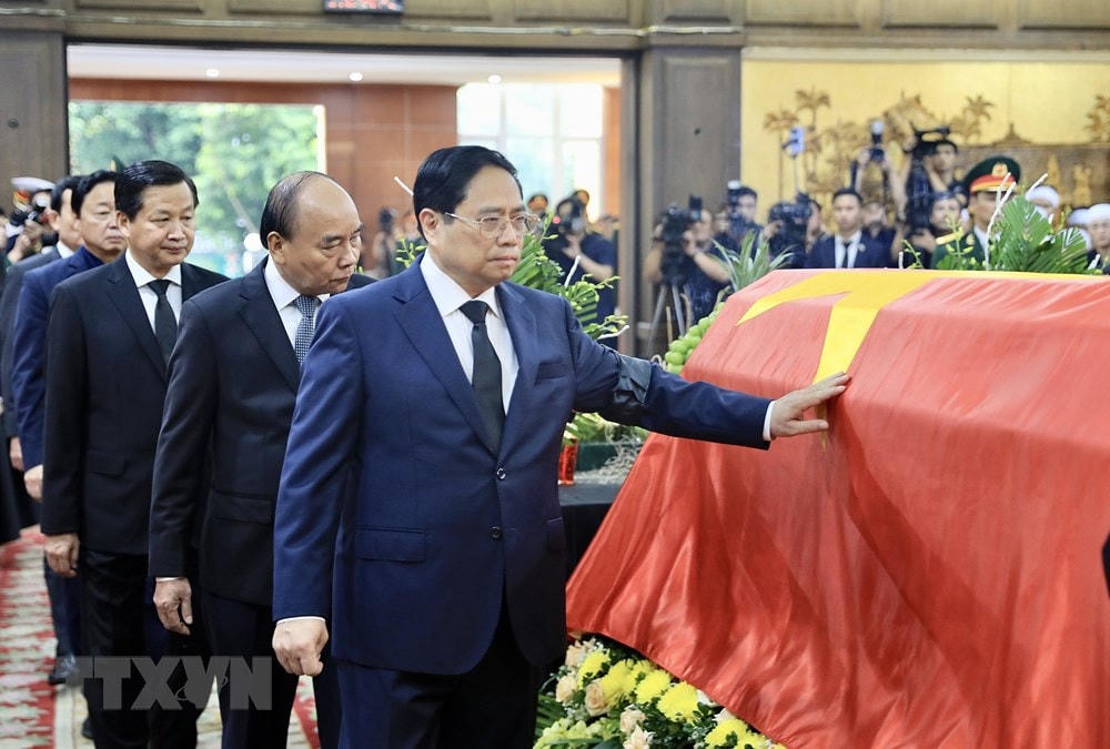 Thủ tướng Phạm Minh Chính, các lãnh đạo, nguyên lãnh đạo Đảng, Nhà nước đi vòng quanh linh cữu Phó Thủ tướng Lê Văn Thành. (Ảnh: Lâm Khánh/TTXVN).