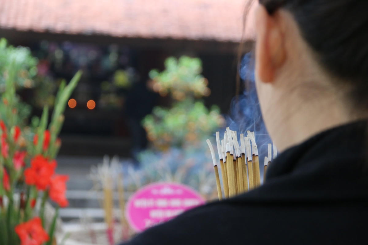 Trong không khí trang nghiêm, thành kính, người dân và du khách đã dâng hương tưởng nhớ công lao của Vua Lê Đại Hành Hoàng đế.