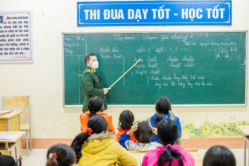 Thầy giáo “quân hàm xanh” tham gia dạy học cho những người dân chưa biết đọc, viết trên địa bàn.