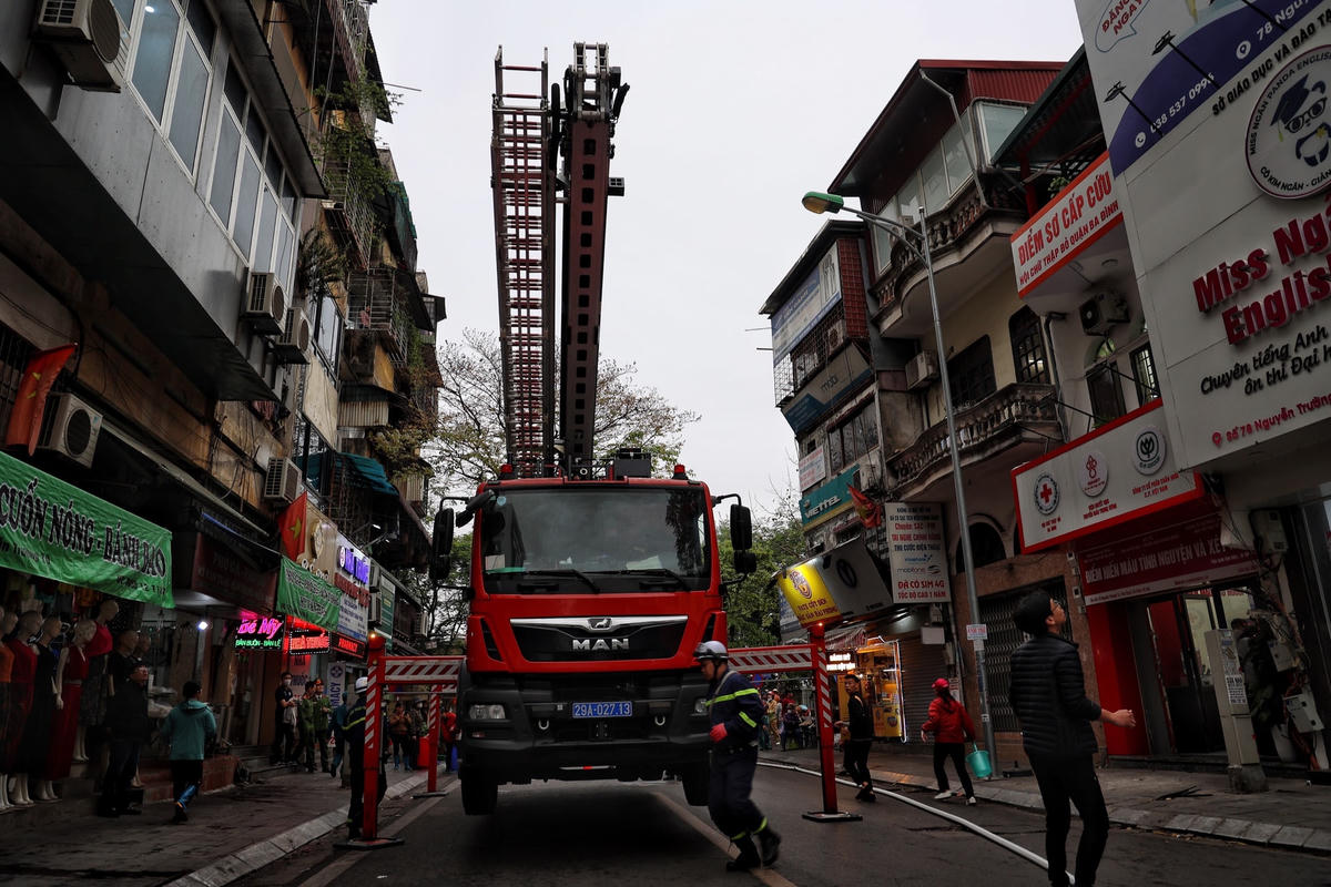  Lực lượng triển khai phương án chữa cháy và cứu người.