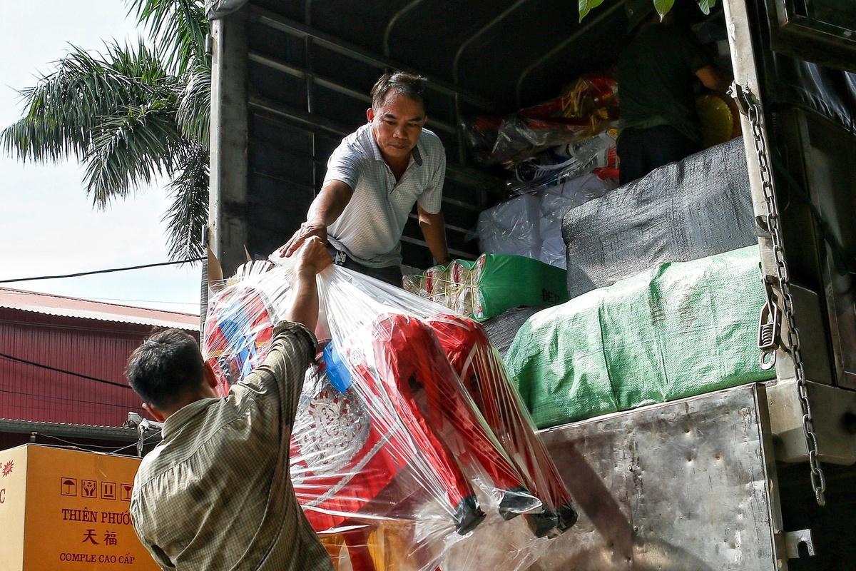 Không chỉ nổi tiếng với tranh dân gian Đông Hồ, xã Song Hồ còn được biết tới là thủ phủ sản xuất vàng mã lớn nhất miền Bắc. 