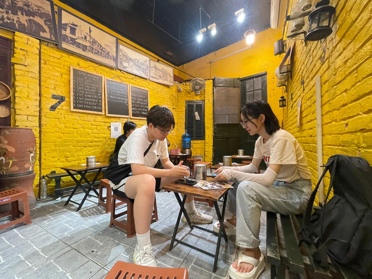 Đa phần người mua chè đậu đỏ là giới trẻ.
