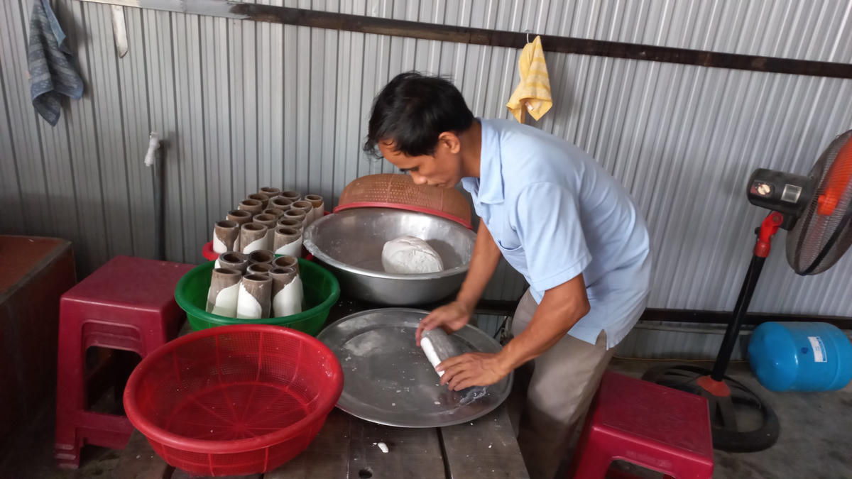Bột sau khi được nhào sẽ chia nhỏ để cắt thành sợi.  