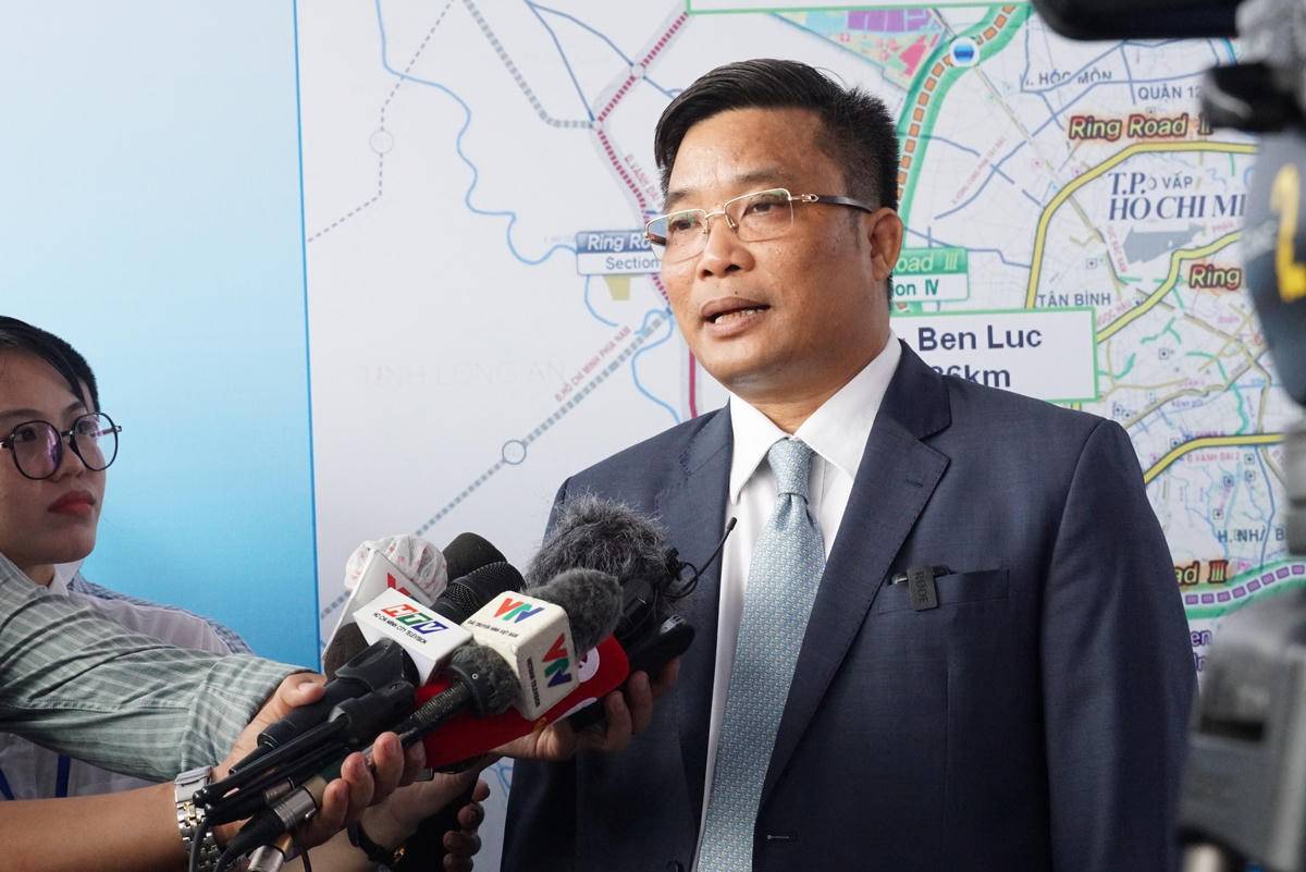 Ông Trần Văn Thi, Trưởng ban QLDA Mỹ Thuận (Bộ GTVT) trả lời báo chí. Ảnh: Mạnh Thìn.