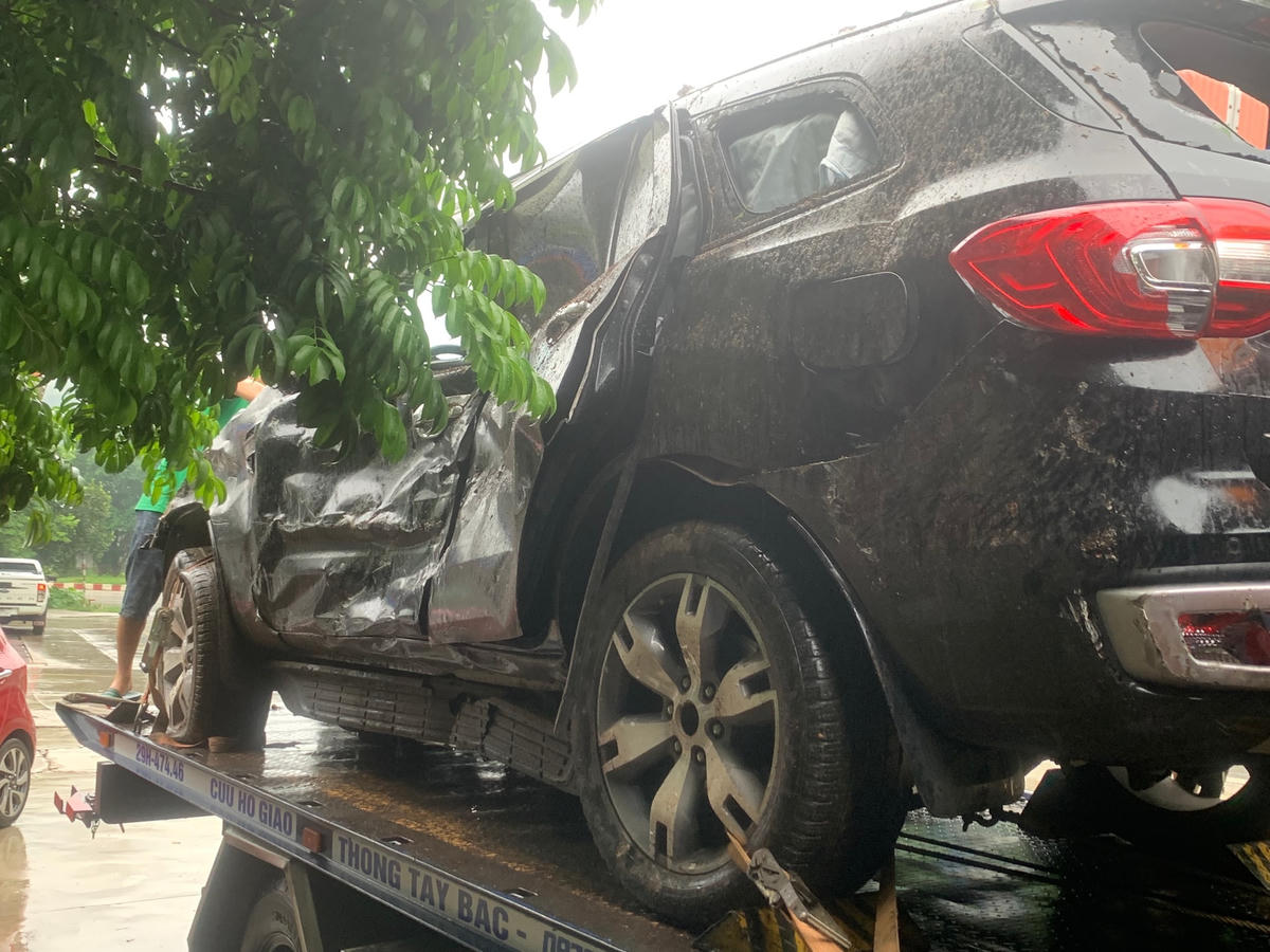 Phần thân chiếc xe bị méo mó, biến dạng.