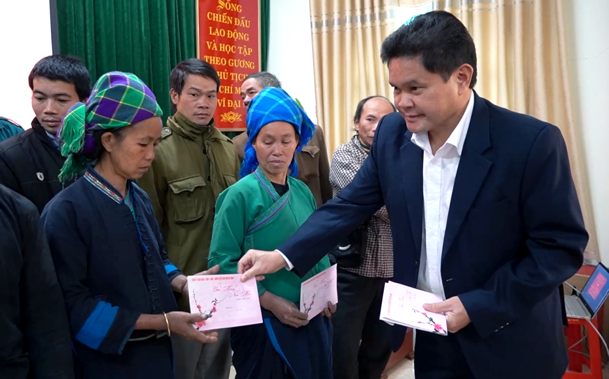 Chủ tịch Ủy ban MTTQ tỉnh Hà Giang Vàng Seo Cón tặng quà cho các hộ nghèo tại huyện Hoàng Su Phì dịp Tết Nguyên đán.