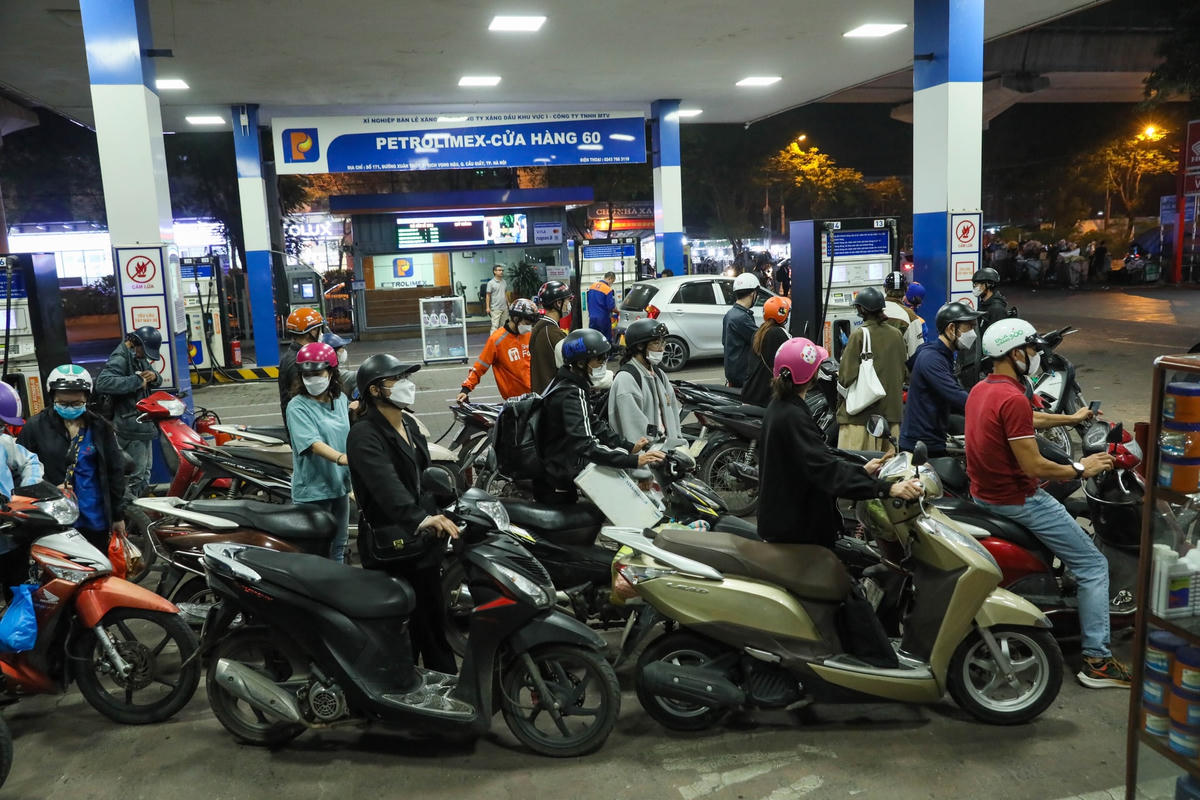 Tình trạng các cây xăng bán hàng “nhỏ giọt” những ngày qua ở Hà Nội và nhiều địa phương cho thấy nhiều bất cập bộc lộ trên thị trường xăng dầu. Ảnh: Quang Vinh.