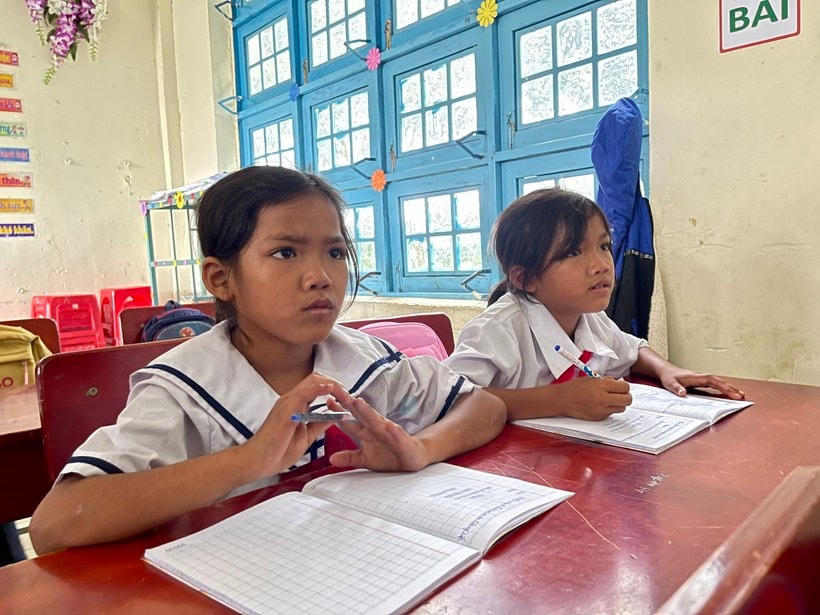Thương bà vất vả, chị em Y Minh Hà và Y Minh Vân luôn cố gắng học thật giỏi.