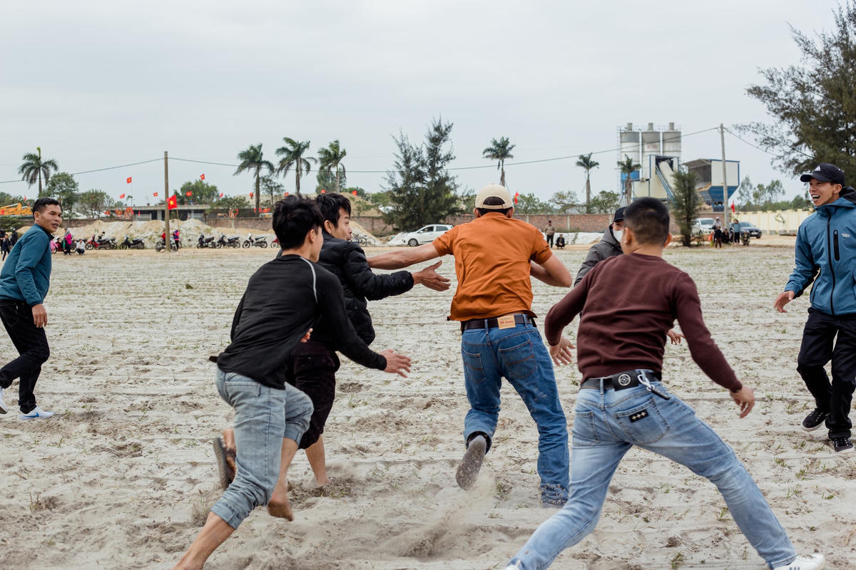 Theo quan niệm của người dân nơi đây, ai cướp được cù và tung được cù vào rọ là năm mới cả đội gặp nhiều may mắn, làm ăn phát đạt.