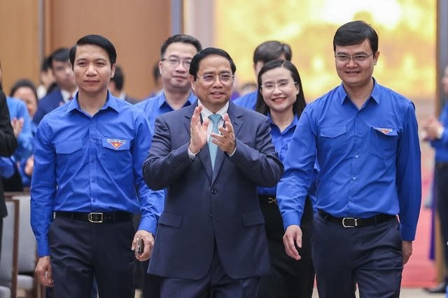 anh-bai-tren-trai.jpg