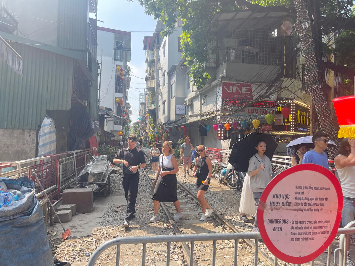 Dù nơi đây có biển cảnh báo bằng cả tiếng Việt và tiếng Anh nhưng du khách vẫn ngang nhiên phớt lờ bất chấp nguy hiểm để đến khu vực này.