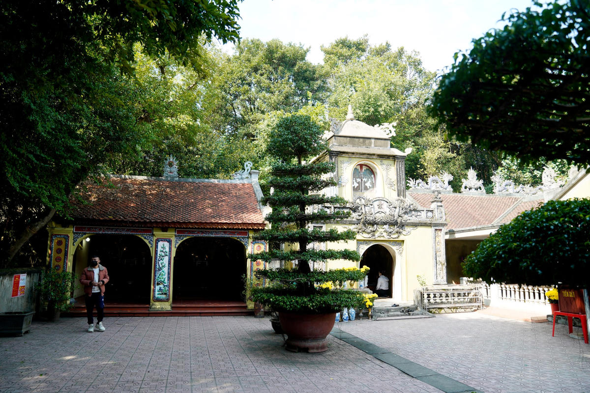 Không gian tại đền mang nét cổ xưa.