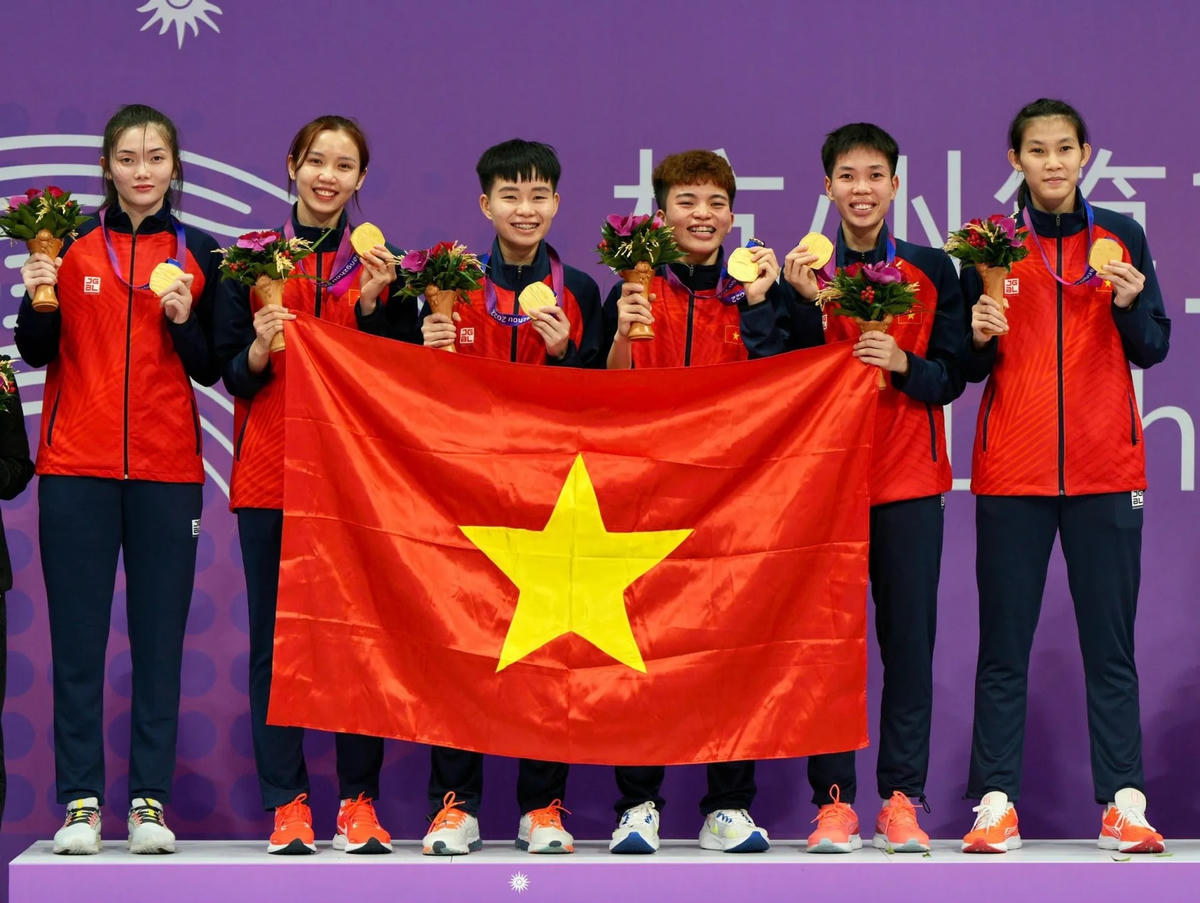 Các thành viên đội tuyển cầu mây nữ Việt Nam giành huy chương Vàng ASIAD 19.  