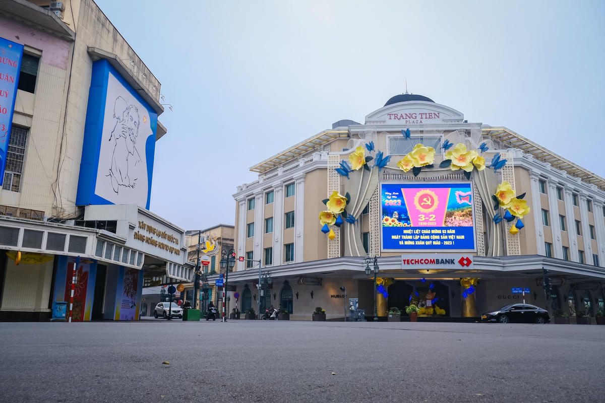 Bình yên tại phố Tràng Tiền.