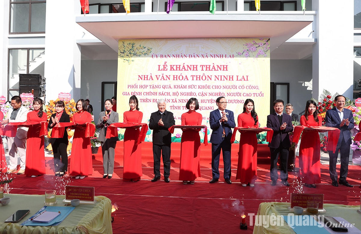 Đại biểu cắt băng khánh thành nhà văn hóa thôn Ninh Lai.