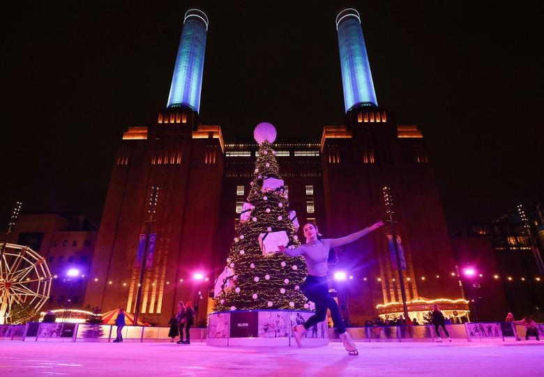 Người dân trượt băng trên sân băng ‘Glide at Battersea Power Station’ bên ngoài Nhà máy điện Battersea mới được tân trang lại ở London, Anh.
