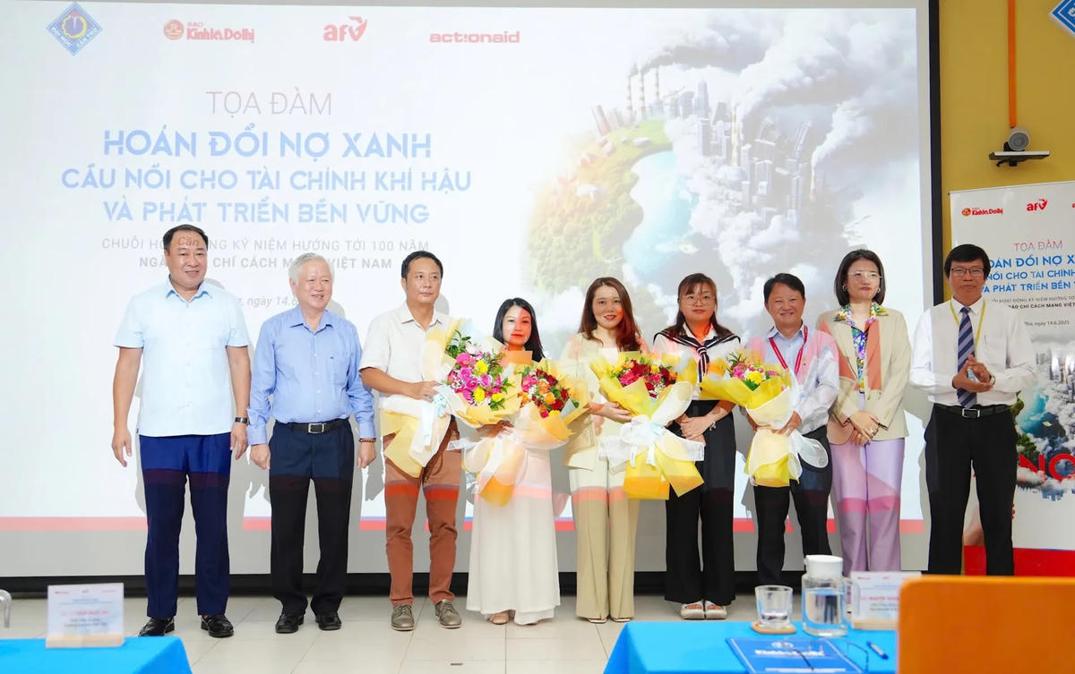 Ban tổ chức tặng hoa cho khách mời và các diễn giả. Ảnh: Lại Tấn