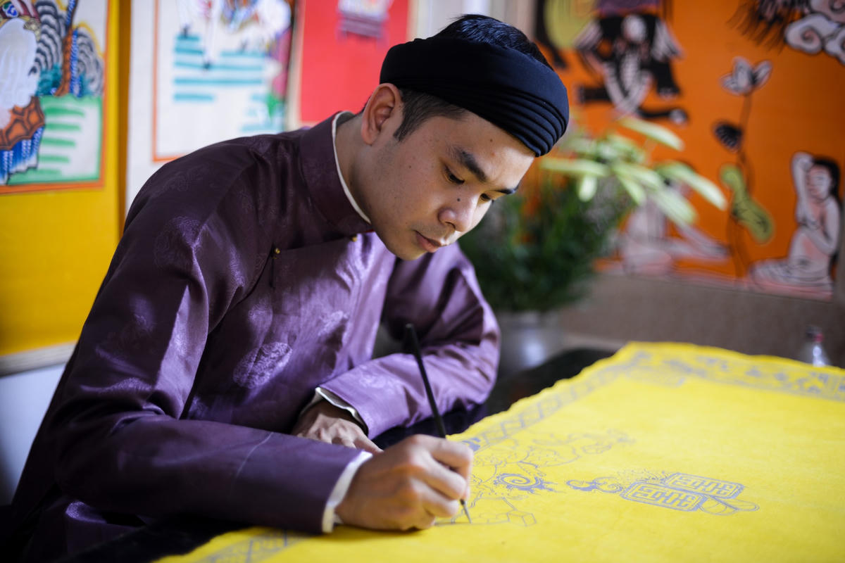 Niềm yêu thích với dòng tranh dân gian bắt đầu từ khi còn ngồi trên ghế nhà trường. Chàng trai trẻ quyết tâm bước vào giảng đường Đại học Mỹ thuật Công nghiệp Hà Nội để học tập, tìm hiểu và nghiên cứu sâu hơn.