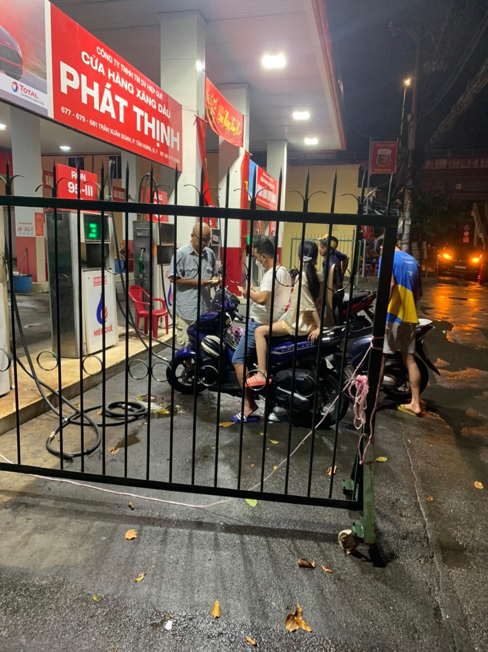 Một số cửa hàng xăng dầu chỉ có một người đứng bán.