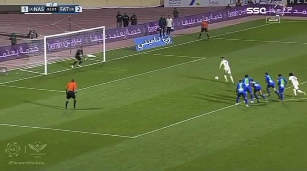 Trên chấm 11 mét, C.Ronaldo không mắc sai lầm nào, san bằng tỷ số 2-2.