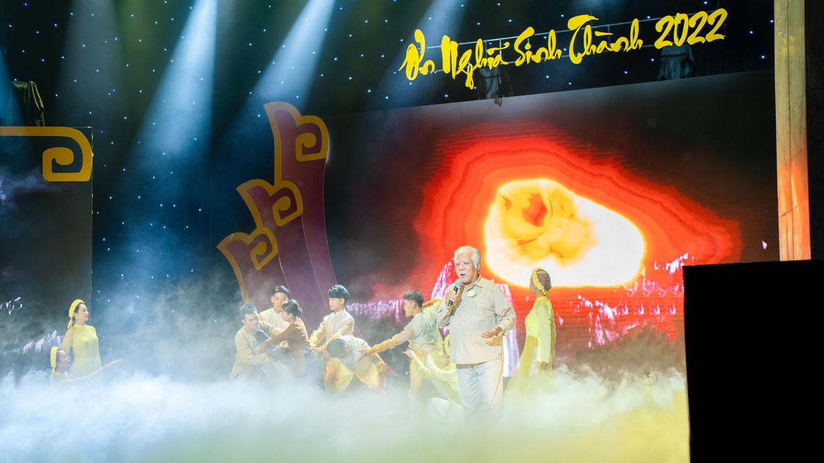 Giọng đọc lôi cuốn, thủ thỉ, tâm tình của NSƯT Lê Chức sẽ một lần nữa đưa người xem vào một miền ngập tràn yêu thương, ấm áp dung dị nhưng bao la như cả một bầu trời tuổi thơ ùa về trong trí nhớ.