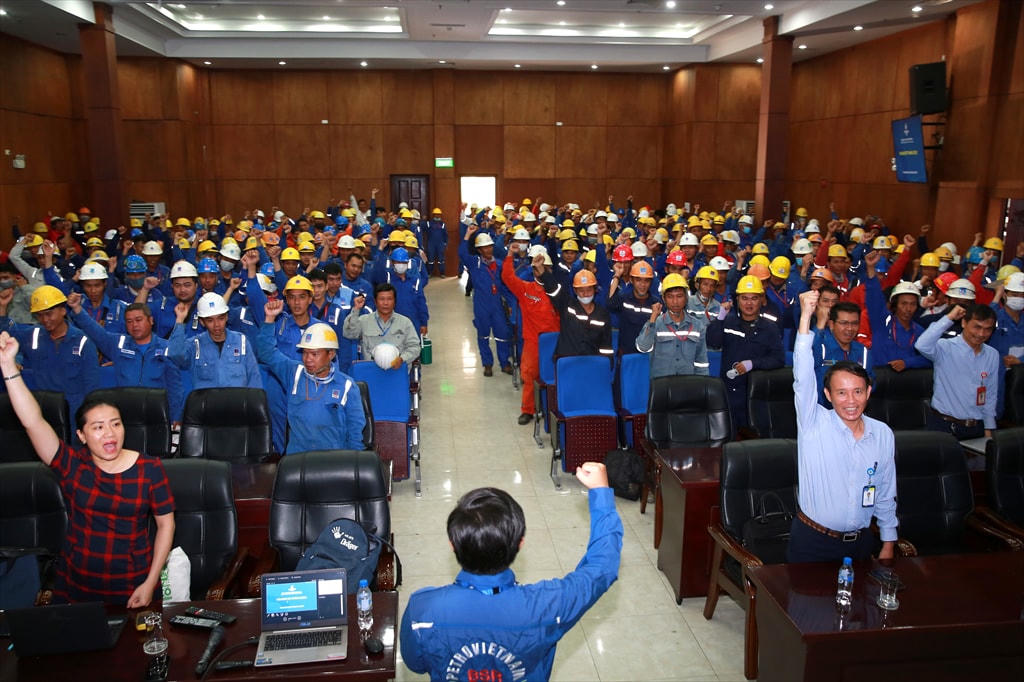 Văn hóa làm việc an toàn tại BSR thể hiện rõ nét trong việc triển khai các buổi nói chuyện an toàn.