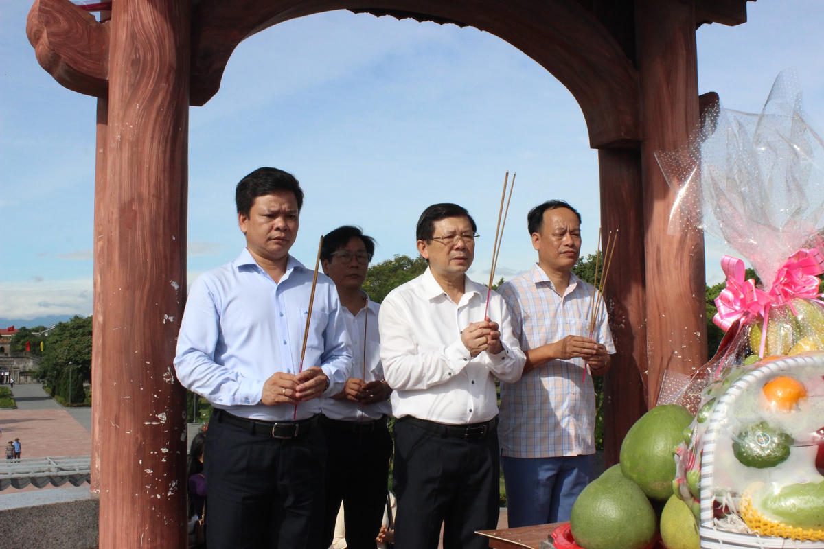 Đoàn công tác tại Đài tưởng niệm Trung tâm Di tích Quốc gia Thành cổ Quảng Trị.  