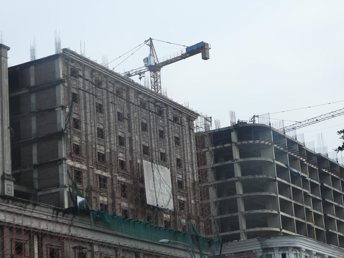 Hệ thống giàn giáo phơi mưa, phơi nắng nhiều năm có dấu hiệu han gỉ.