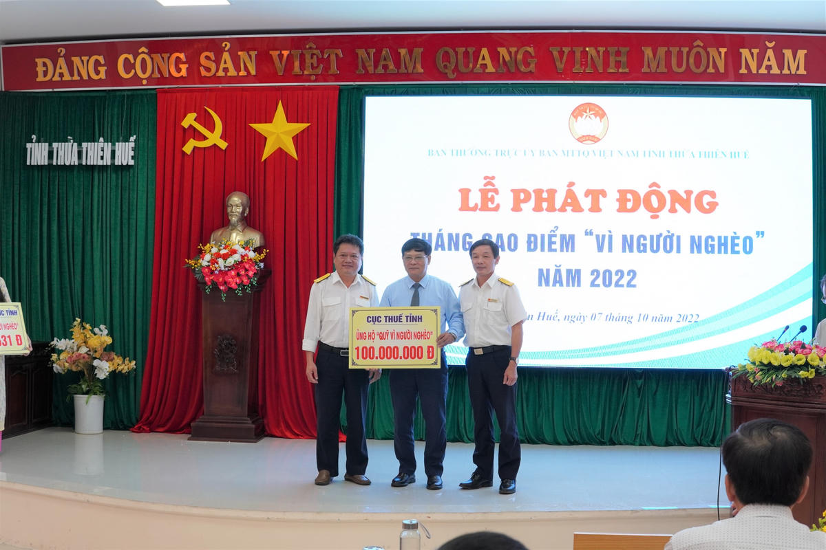 Các cơ quan, đơn vị ủng hộ Quỹ "Vì người nghèo" tại lễ phát động.