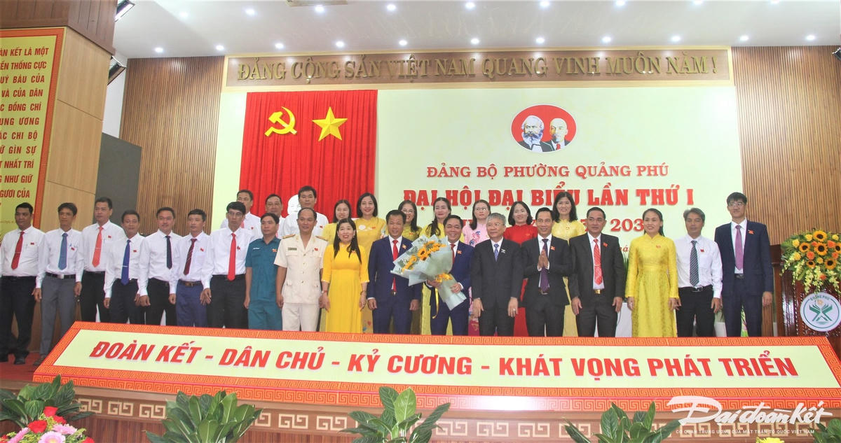 Ông Nguyễn Đức Dũng (ở giữa) tặng hoa chúc mừng ra Ban chấp hành Đảng bộ phường Quảng Phú lần thứ I, nhiệm kỳ 2025-2030. Ảnh: Tấn Thành.