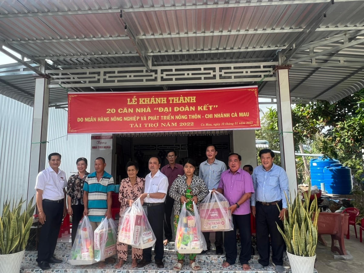Bàn giao nhà Đại đoàn đoàn kết cho hộ nghèo trên địa bàn tỉnh Cà Mau.